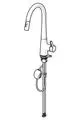 Einhebelmischer Küchenarmatur in chromfarbigem Design. Modellelement mit hohem Auslauf, integriertem Hebel und Anschluss für Wasserversorgung. Markenname HANSA sichtbar.